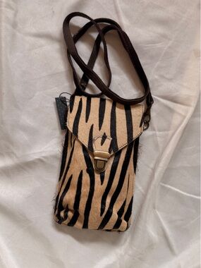 Crosstreee Lane Zebra-Pattern Crossbody Phone Pouch in Beige and Black